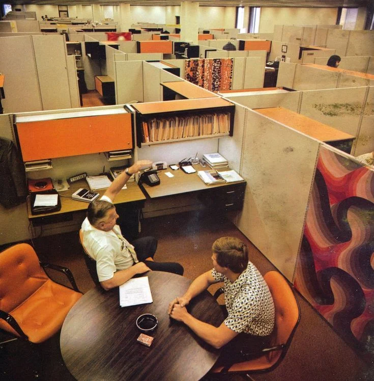 Escritório vintage, com analistas utilizando métricas de marketing
